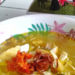 Soto khas Lamongan ini dapat disiapkan di rumah menggunakan bahan-bahan sederhana. Meskipun tanpa campuran daging ikan bandeng, rasa yang dihasilkan tetap nikmat.