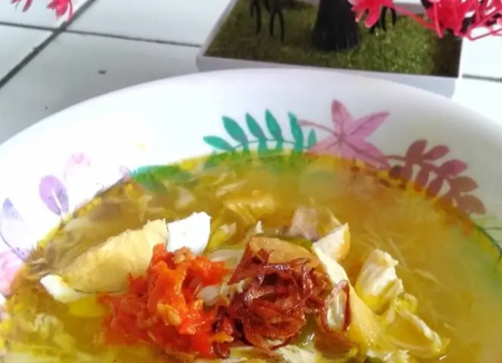 Soto khas Lamongan ini dapat disiapkan di rumah menggunakan bahan-bahan sederhana. Meskipun tanpa campuran daging ikan bandeng, rasa yang dihasilkan tetap nikmat.