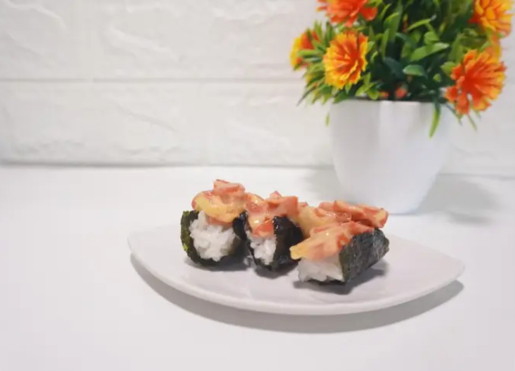 Pernah merasa ingin makan sushi, tapi harga di luar sana bikin dompet menangis? Tenang, kamu bisa bikin sushi sendiri di rumah dengan budget yang ramah! Dengan resep ini, kamu bisa memuaskan rasa ngidam sushi tanpa harus merogoh kocek dalam-dalam. Rasanya? Gak kalah enak dengan sushi di restoran! Siapa tahu, ini bisa jadi ide jualan yang menarik juga